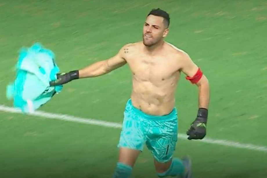 El arquero uruguayo Sebastián Viera dejó el partido al minuto 90+5 tras una acumulación de tarjetas amarillas.