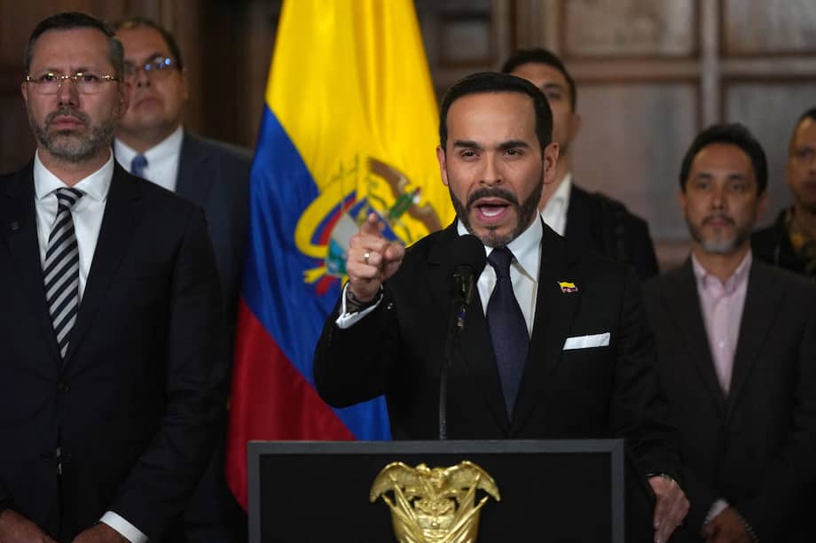"Si encuentra situaciones incompatibles con nuestros principios y lineamientos, proceda de conformidad", dijo el presidente Abelardo de la Espriella.