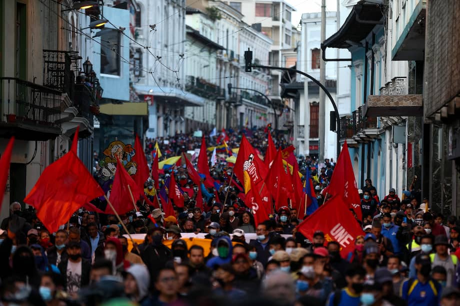 Miles de personas se manifestaron el jueves contra el Gobierno de Guillermo Lasso, en Quito (Ecuador). Ciudadanos ecuatorianos, estudiantes, sindicalistas y miembros de colectivos sociales recorrieron el centro histórico de Quito como parte de una movilización indefinida y que parece ir en crecimiento, convocada desde el pasado lunes por el movimiento indígena contra el Gobierno del conservador Guillermo Lasso.