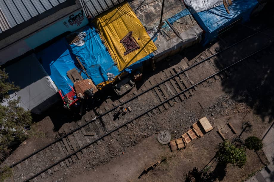 Vista aérea de «Las Vías» en la colonia Vallejo. Para decenas de migrantes, este espacio se ha convertido en un refugio limitado ante la hostilidad de una ciudad tan extensa como la Ciudad de México. Ahora, desconocen cuál será su próximo paso tras las restricciones al derecho de asilo impuestas por el gobierno estadounidense.