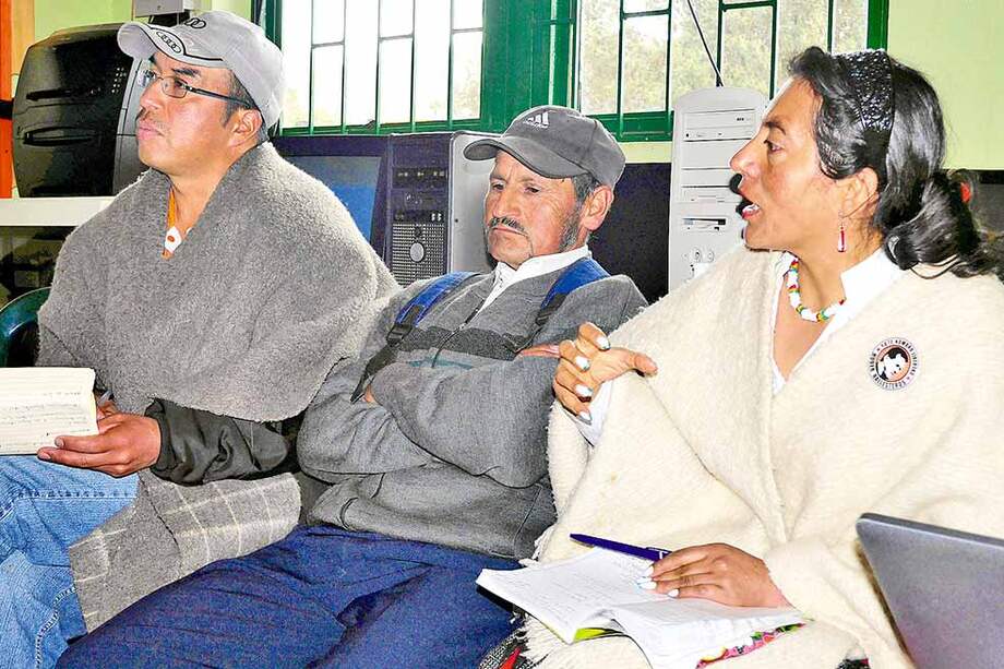 Filiberto Baquero, presidente de Sintrapaz, y sus compañeros Gustavo Delgado y Aracely Romero. / Steve Boucher