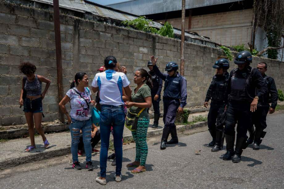 Un grupo de familiares de presos hablan con miembros de la Policía en las inmediaciones del centro de reclusión de la Policía Estatal de Carabobo en Valencia, Venezuela, tras el motín. / EFE