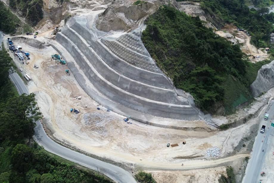 La obra, con un avance del 66 %, concentra la mayor complejidad técnica y reaviva tensiones con alcaldes y transportadores del suroeste antioqueño