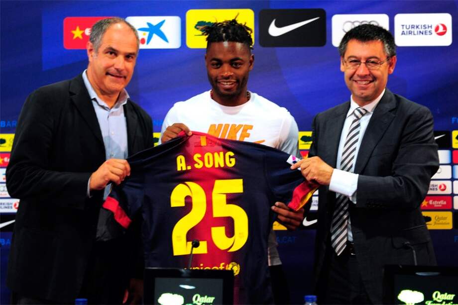Alex Song y su nueva camiseta a partir de ahora / AFP