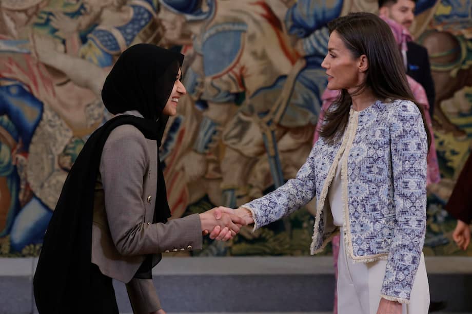 La reina Letizia (d) recibe en audiencia a una representación de la Agencia de la ONU para los Refugiados (ACNUR), este martes, en el Palacio de la Zarzuela en Madrid. /EFE/Zipi