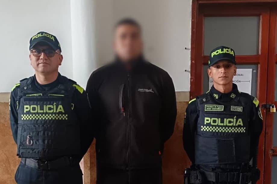 Durante su captura le fueron hallados 32 chips, 6 tarjetas, documentos y datos personales al parecer hurtados.