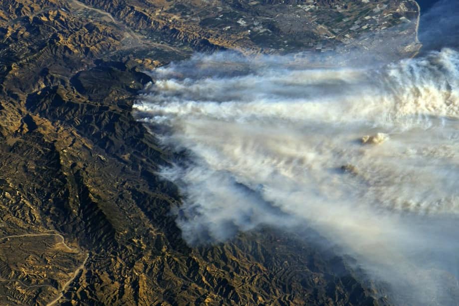 Fotografía cedida por la NASA que muestra una imagen obtenida por el satélite Aqua del estado de los incendios en el sur de California. / NASA - EFE