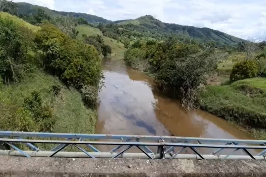 Derrame de petróleo en el río Oibita en Santander.