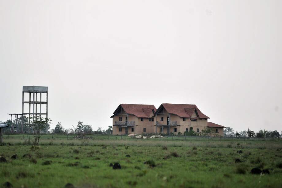 Panorámica de una de las cientos de propiedades que deja el zar de las esmeraldas, Víctor Carranza, en Puerto Gaitán (Meta). / Gabriel Aponte - El Espectador