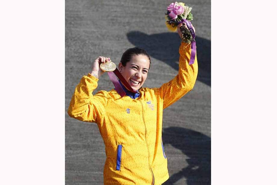 La antioqueña Mariana Pajón celebra su medalla de oro en los Olímpicos de Londres. / AFP