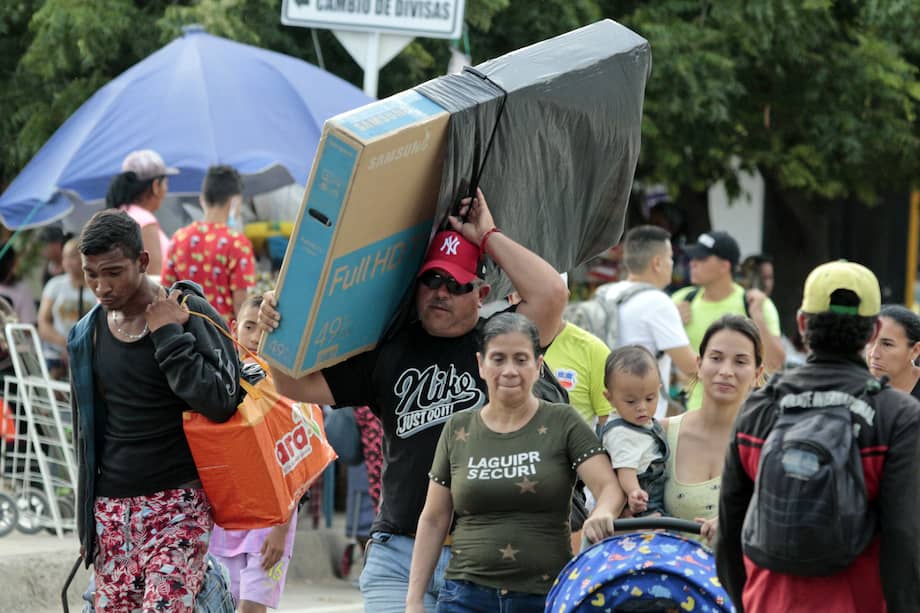 Un hombre carga un televisor en el puente Simón Bolívar (cruce fronterizo entre Colombia y Venezuela). Imagen de referencia.
