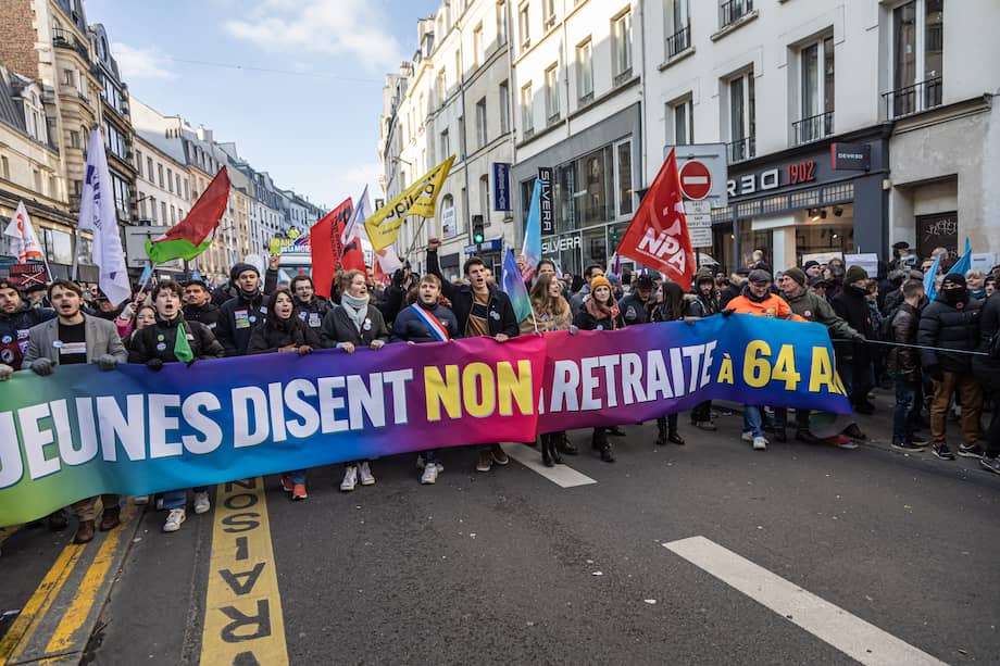 Manifestantes en las calles de París en contra de reforma pensional // EFE/EPA/CHRISTOPHE PETIT TESSON