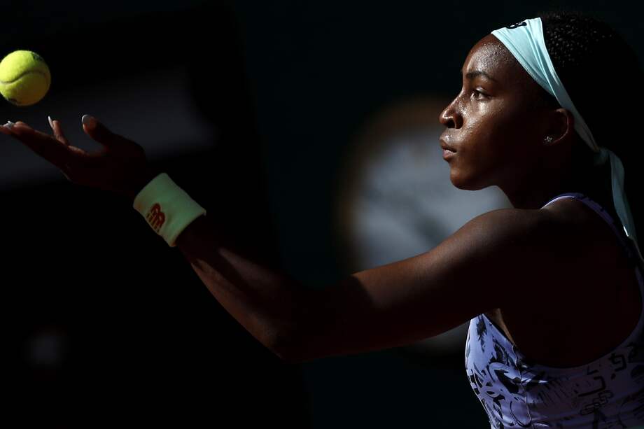 Coco Gauff hace un saque en Roland Garros // EFE/EPA/CHRISTOPHE PETIT TESSON