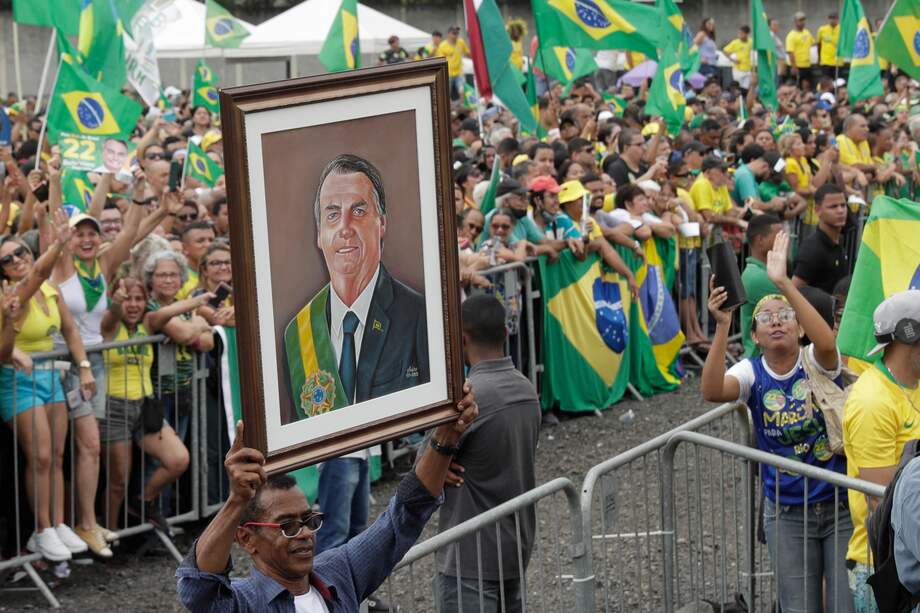 Seguidores del presidente de Brasil y candidato a la reelección, Jair Bolsonaro, mientras asisten a un acto de campaña en Sao Gaonçalo, Río de Janeiro (Brasil).
