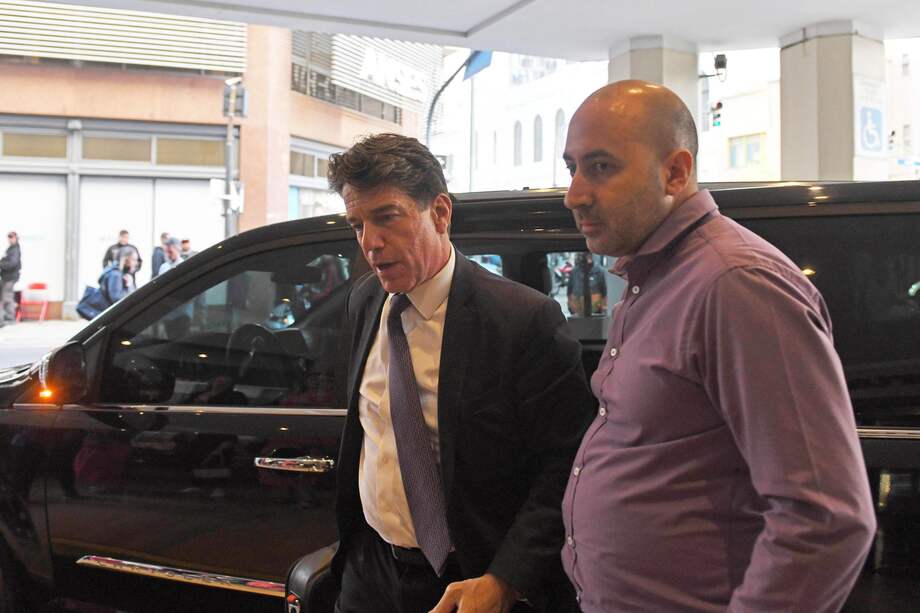 Fotografía del 25 de octubre de 2023 que muestra a Fernando Cerimedo (d) y al exjefe de Gabinete de Ministros de Argentina Nicolás Posse en Buenos Aires (Argentina).
