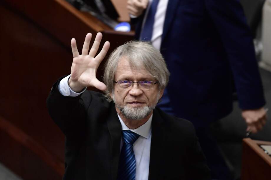 Suspenden el fallo que dejó sin curul a Antanas Mockus