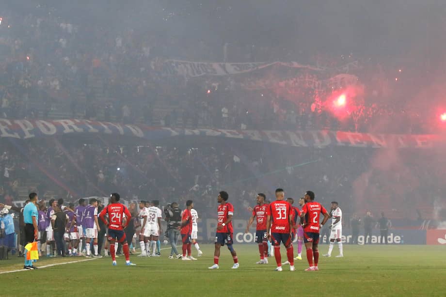 El partido entre el DIM y Flamengo tuvo que ser suspendido por los problemas en la tribuna.