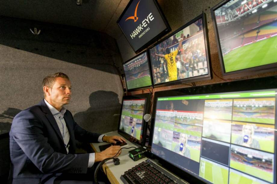 Un juez observa el partido entre Ajax y Willem por la Copa de Holanda. Foto: AFP