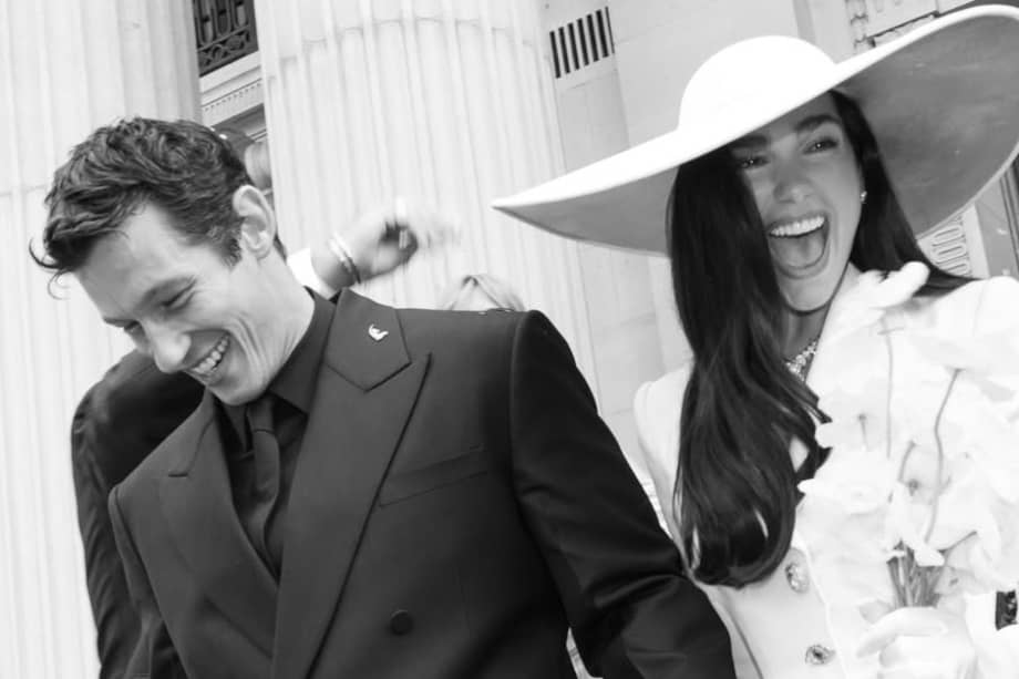 El look nupcial de Dua Lipa estuvo compuesto por una americana marfil, falda asimétrica, guantes blancos y sombrero de ala ancha.