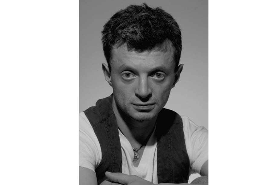 El actor colombiano, recordado por sus papeles en "Las hermanitas Calle" y 'Pa' quererte', hoy lidera el Teatro La Quinta Porra, un espacio donde no solo forma a nuevos talentos, sino donde también se reinventa como productor, director y administrador.