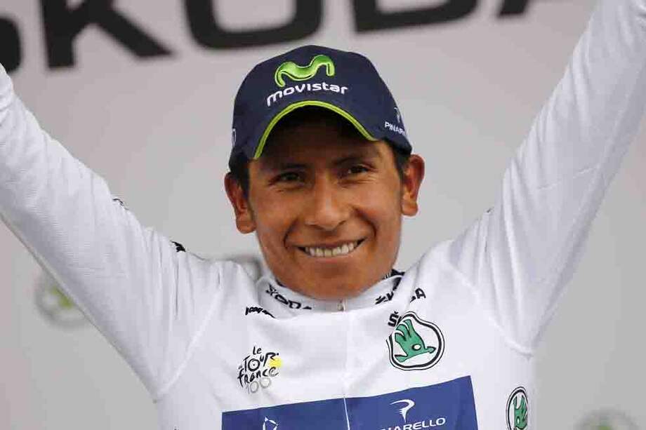 La sonrisa tímida de Nairo, al recibir la camiseta blanca luego de la etapa de ayer. / AFP