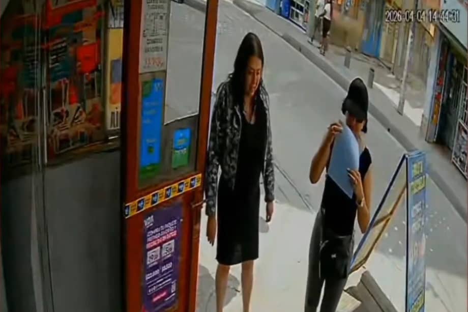 El hecho evidencia un accionar planificado: mientras unas personas distraen, otras ejecutan el robo. Todo ocurre en segundos y sin violencia directa, lo que dificulta la reacción inmediata de las víctimas.