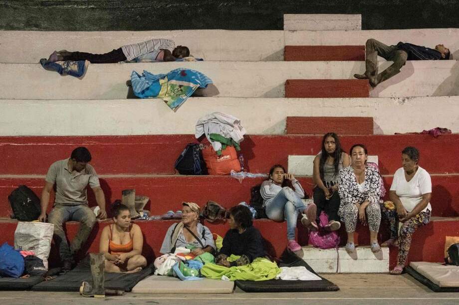 Los habitantes de Corinto (Cauca) se refugian en un colegio luego del desbordamiento del río La Paila, que ha dejado 700 personas afectadas. / AFP