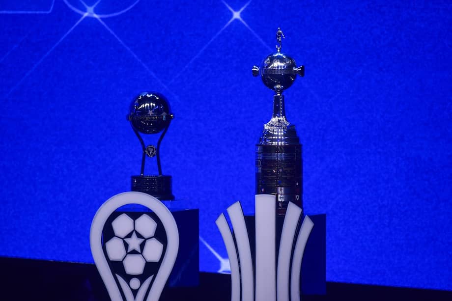 Trofeo de la Copa Sudamericana (iz) y trofeo de la Copa Libertadores (der) durante el sorteo de ambas competiciones en Luque, Paraguay, este jueves 19 de marzo de 2026.