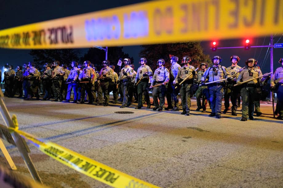 Foto de referencia. Los departamentos de policía en ciudades de Estados Unidos buscan cómo hacerle frente a las tomas juveniles que causan destrozos.