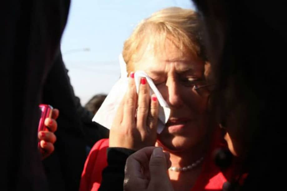 Estudiante escupió a la expresidenta Michelle Bachelet