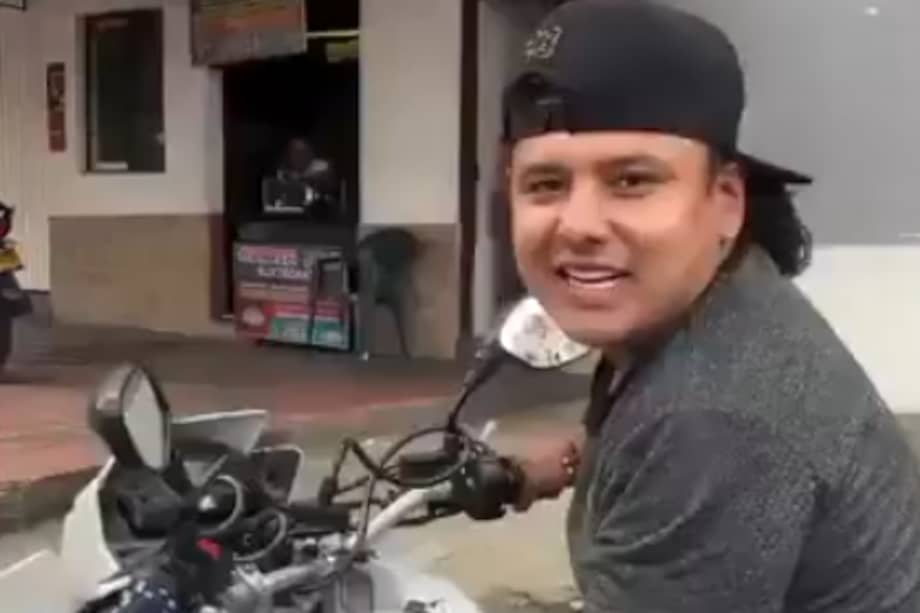 Captura del video en el que David Laguado realiza maniobras peligrosas con una moto de la Secretaría de Movilidad de Cali.
