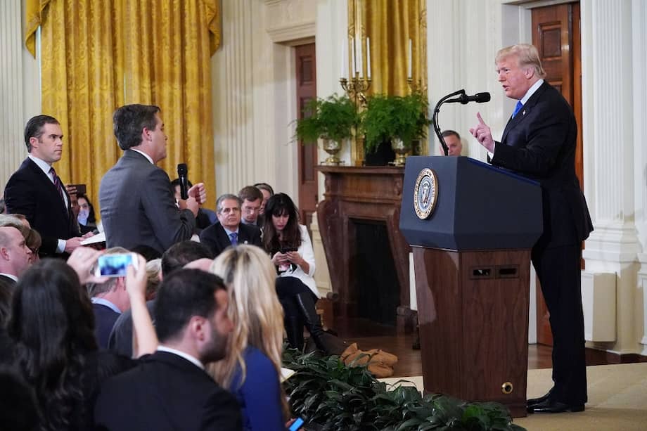 Presidente de Estados Unidos, Donald Trump, durante el altercado con el corresponsal de CNN para la Casa Blanca, Jim Acosta. / AFP