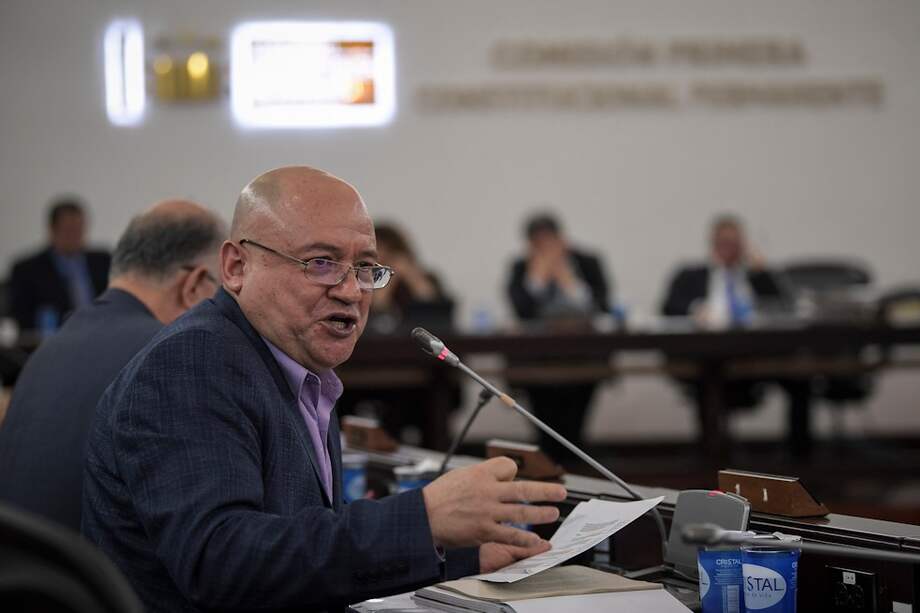 Julián Gallo, senador de la Farc, durante el primer debate de control político convocado por esa colectividad. En él, revisaron la situación de la implementación del Acuerdo de Paz y el asesinato a líderes sociales y excombatientes. / Todas las fotos del artículo: Mauricio Alvarado-El Espectador