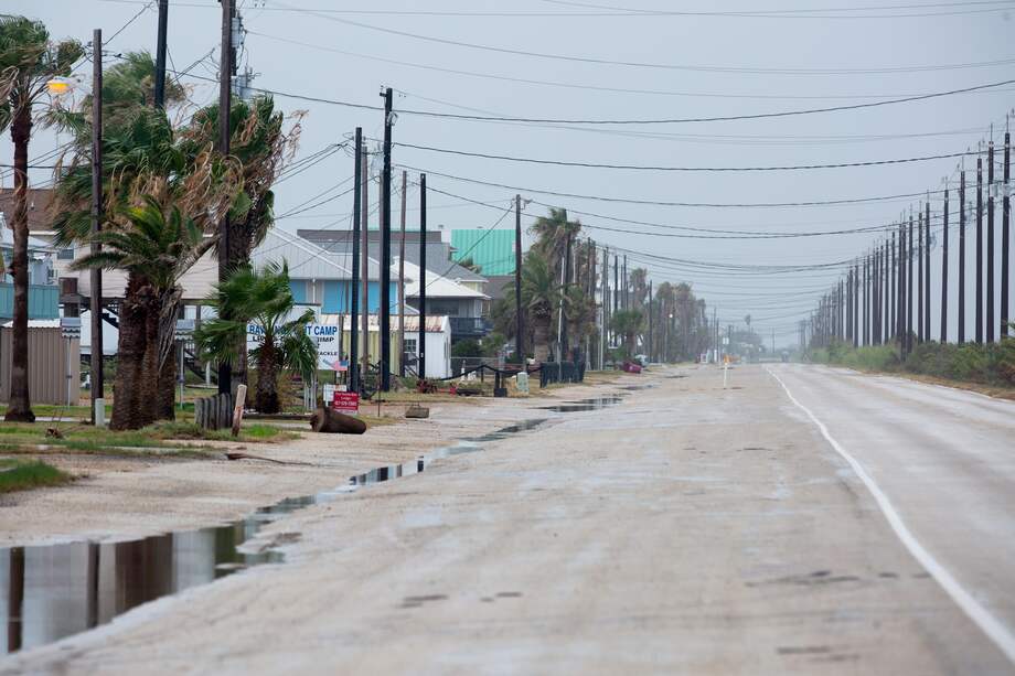 Una calle abandonada en Matagorda, Texas, antes de que Beryl tocara tierra al sur de Estados Unidos.