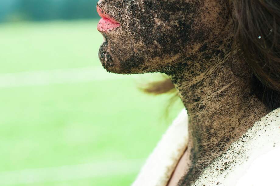 Qué tan ligados estamos a nuestras raíces. Los campesinos lloran la perversión de la tierra al observar en ella daño, intoxicación y abandono. Lady Rodríguez- Autorretrato –