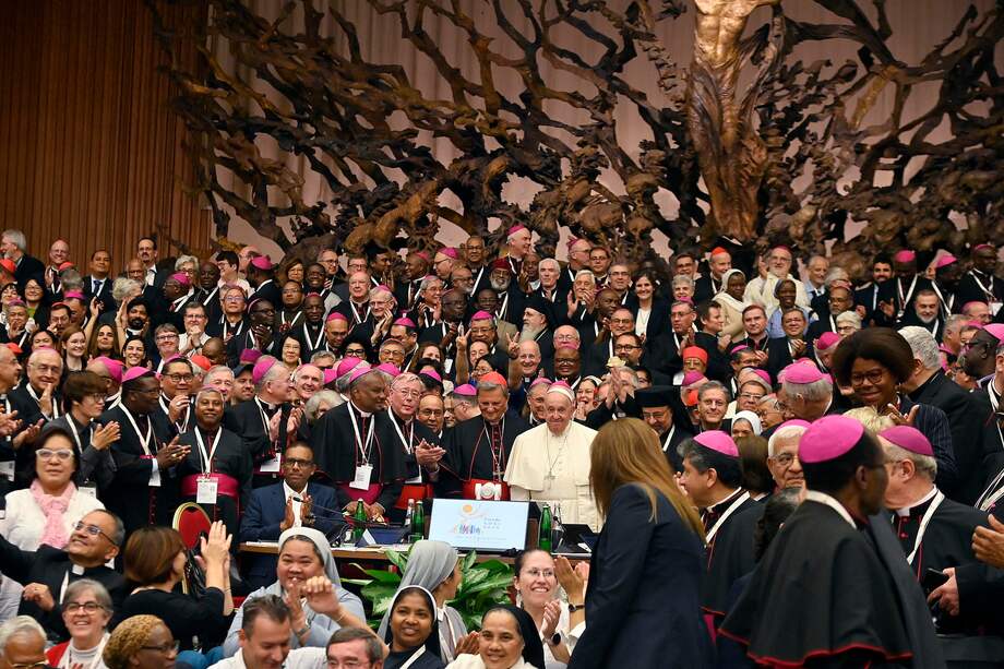 El Papa Francisco (C) posa para una foto de familia al concluir el Sínodo de los obispos en el Aula Pablo VI, Ciudad del Vaticano, 26 de octubre de 2024.
