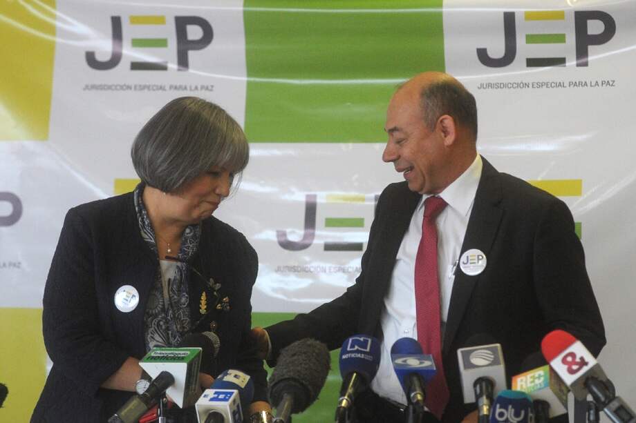 Patricia Linares y Giovanni Álvarez, presidenta de la JEP y director de la Unidad de Investigación y Acusación de la JEP, respectivamente.