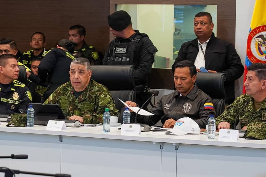 El general Hugo López, a la derecha del ministro Pedro Sánchez, durante declaraciones en el PMU de Bogotá.