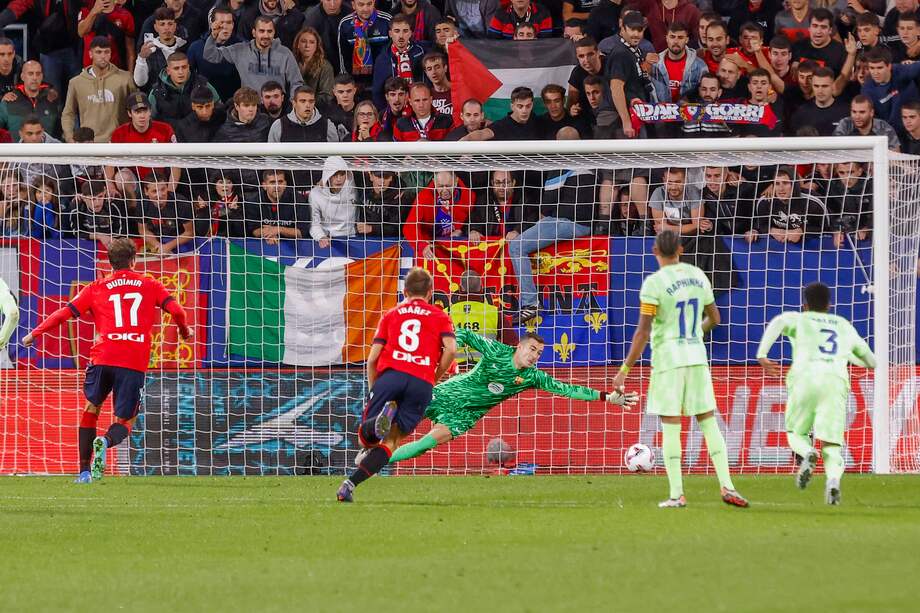 El delantero de Osasuna Ante Budimir (i) marca de penalti el tercer gol del Osasuna en la victoria 4-2 sobre Barcelona. EFE/Villar López