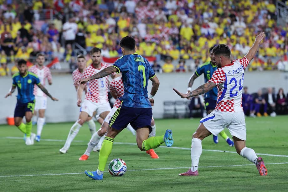Luis Díaz le pasa la pelota a Luis Suárez dentro del área de Croacia.