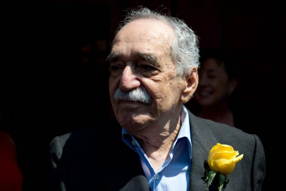 El escritor colombiano Gabriel García Márquez saluda sonriente a un grupo de periodistas afuera de su residencia en Ciudad de México (México).