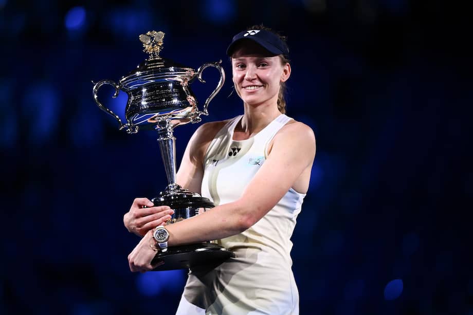 Elena Rybakina posando con el trofeo Daphne Akhurst Memorial después de ganar la final femenina individual del Abierto de Australia 2026 contra la bielorrusa Aryna Sabalenka este sábado 31 de enero en Melbourne.