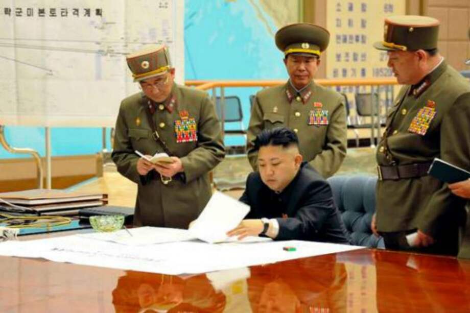 En una reunión con altos mandos del ejército norcoreano, el presidente Kim Jung-un ordenó empezar preparativos para atacar con misiles a sus enemigos. / AFP