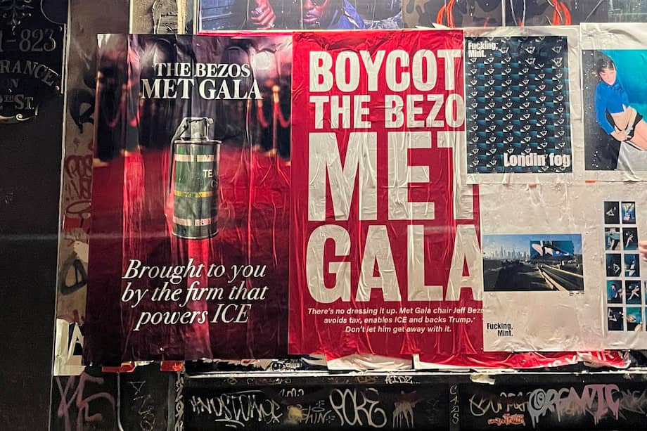 Fotografía del 16 de abril que muestra un cartel que pide el boicot de la Met Gala colgado en la pared de una tienda en Nueva York (EE.UU). Carteles que llaman al boicot de la Met Gala han proliferado estos días por las calles de Nueva York. El motivo: que los patrocinadores de esta edición, que se celebrará el 4 de mayo, son Jeff Bezos y su esposa, Lauren Sánchez, a quienes se acusa de impulsar al ICE o de "explotación laboral" en Amazon. / EFE/Nora Quintanilla