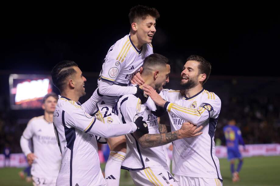 Los jugadores del Real Madrid celebran el gol de su equipo anotado por Joselu (c) durante el partido de dieciseisavos de final de la Copa del Rey que Arandina y Real Madrid disputan hoy sábado en el estadio El Montecillo, en Aranda de Duero.