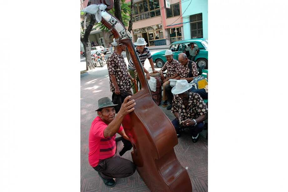 La música cubana refleja la rica herencia de la isla, influenciada por ritmos africanos, los sonidos de la guitarra clásica española y la improvisación del jazz estadounidense. / Efe