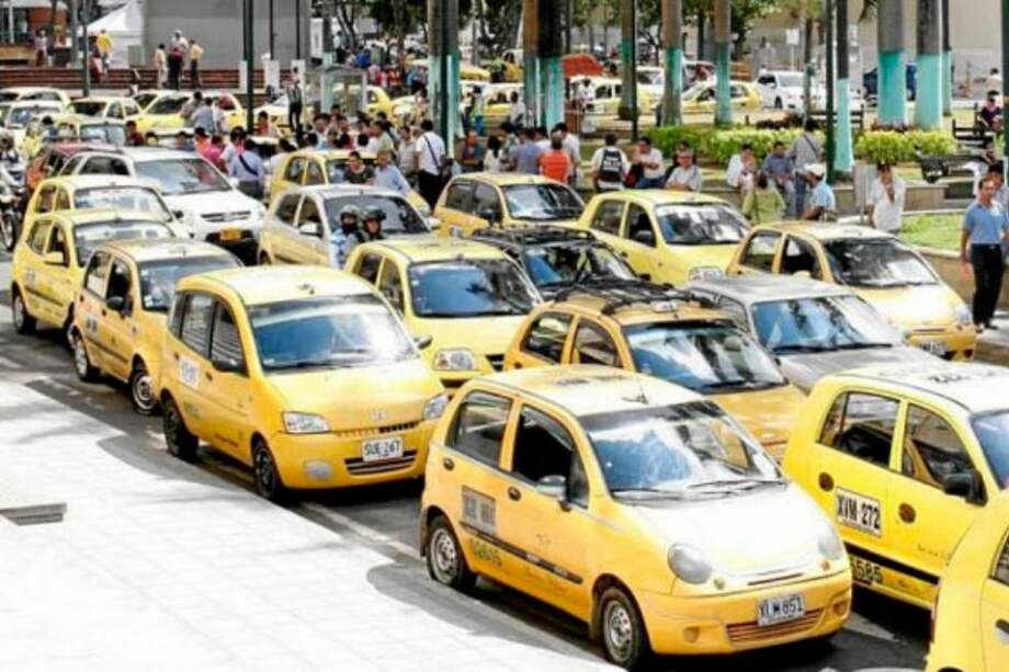 Más de 300 taxistas de Medellín protestan contra Uber
