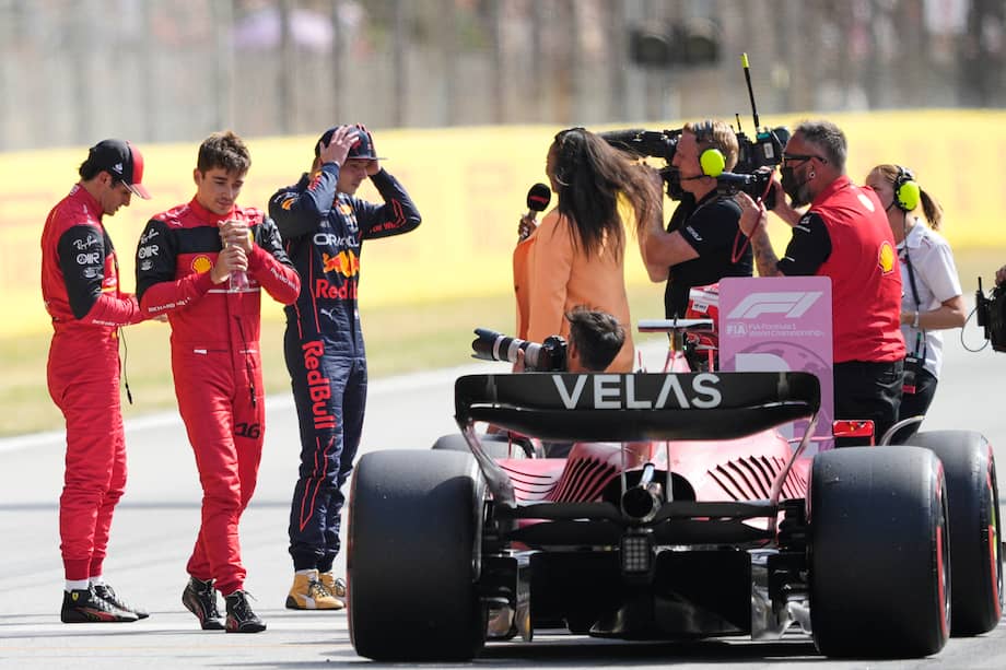 Charles Leclerc (c) celebra la pole position con su compañero de equipo Carlos Sainz (i) y Max Verstappen (d) de Red Bull tras la clasificación del Gran Premio de España de Fórmula Uno .