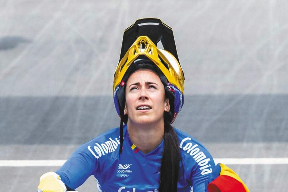 Mariana Pajón celebra con la bandera de Colombia la medalla de plata que obtuvo en los Juegos Olímpicos de Tokio.
