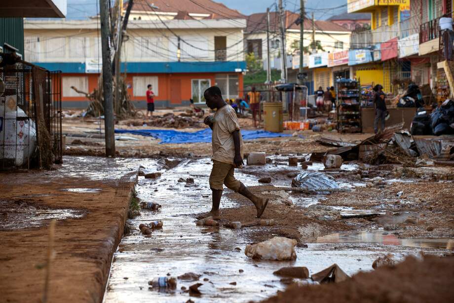 Una persona camina por una calle afectada por el paso del huracán Melissa este jueves, en Santa Cruz (Jamaica).